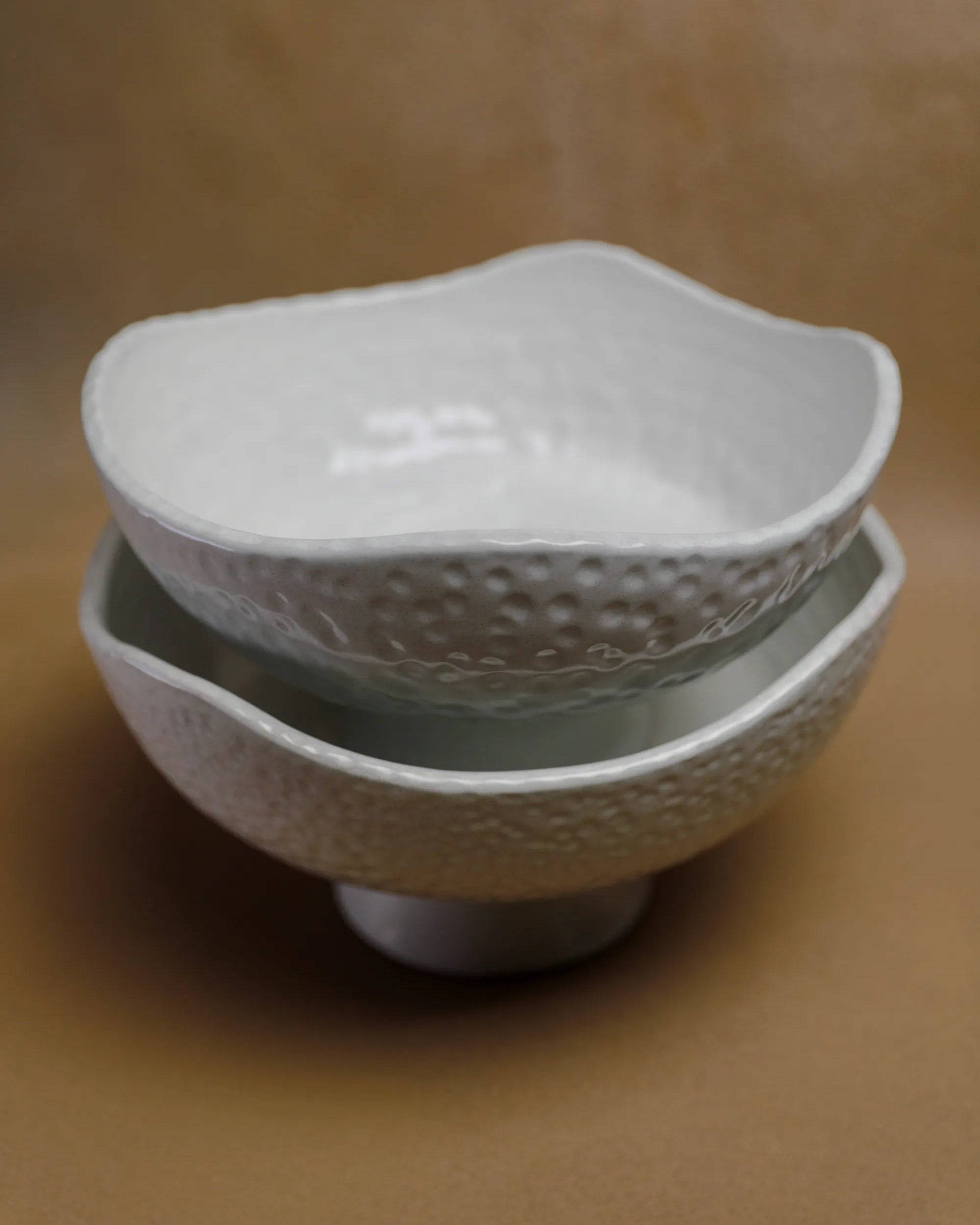 Handcrafted Pearly serving plate in pearly white finish by Stonia.