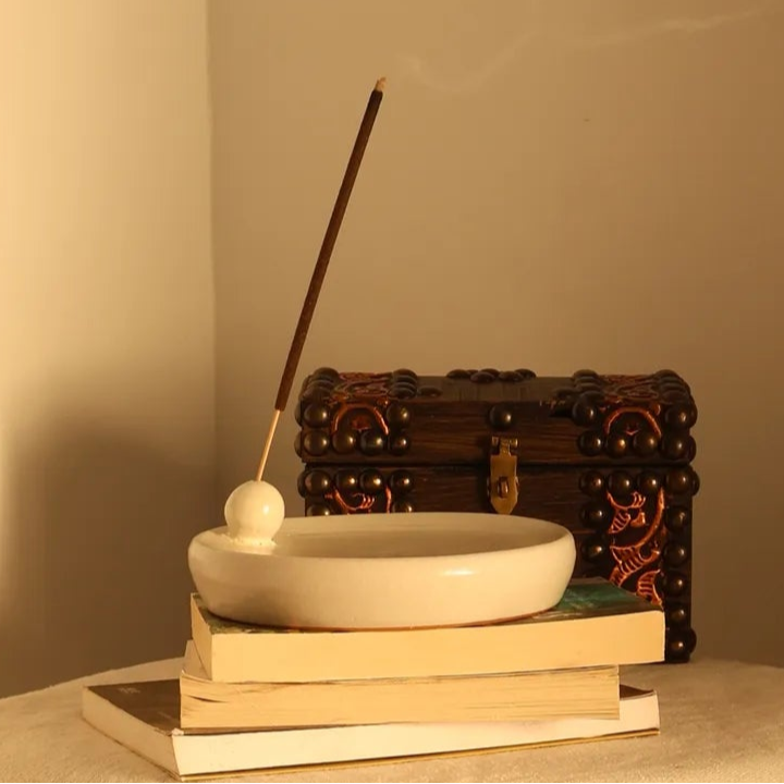 Handcrafted Aroma Nest accessory item in white finish by Stonia.