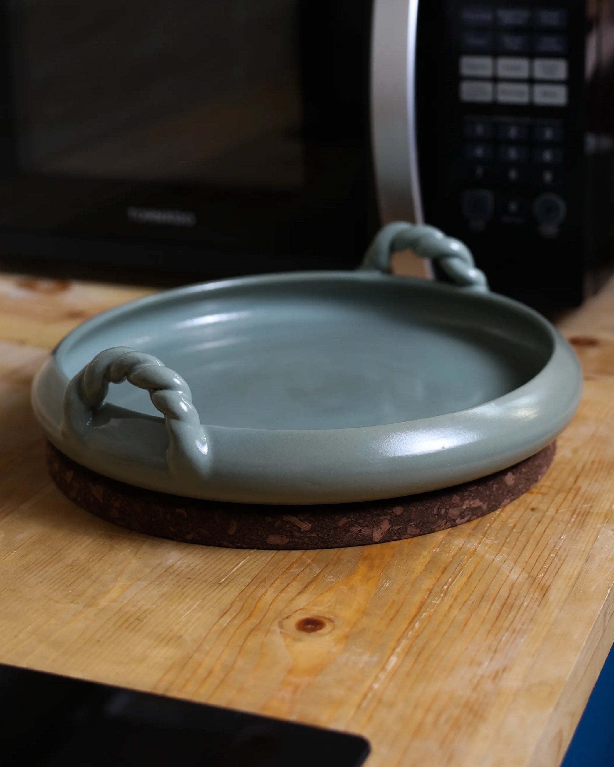 Handcrafted BRADIA serving plate in Light olive finish by Stonia.