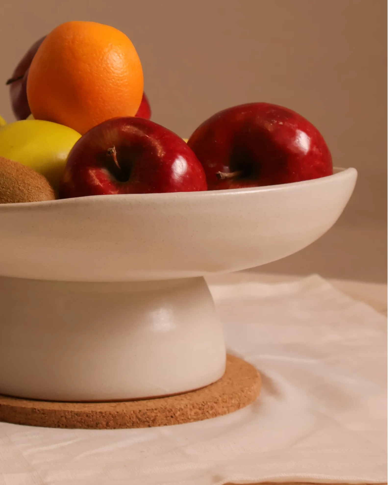 Handcrafted CALMA serving plate in white finish by Stonia.