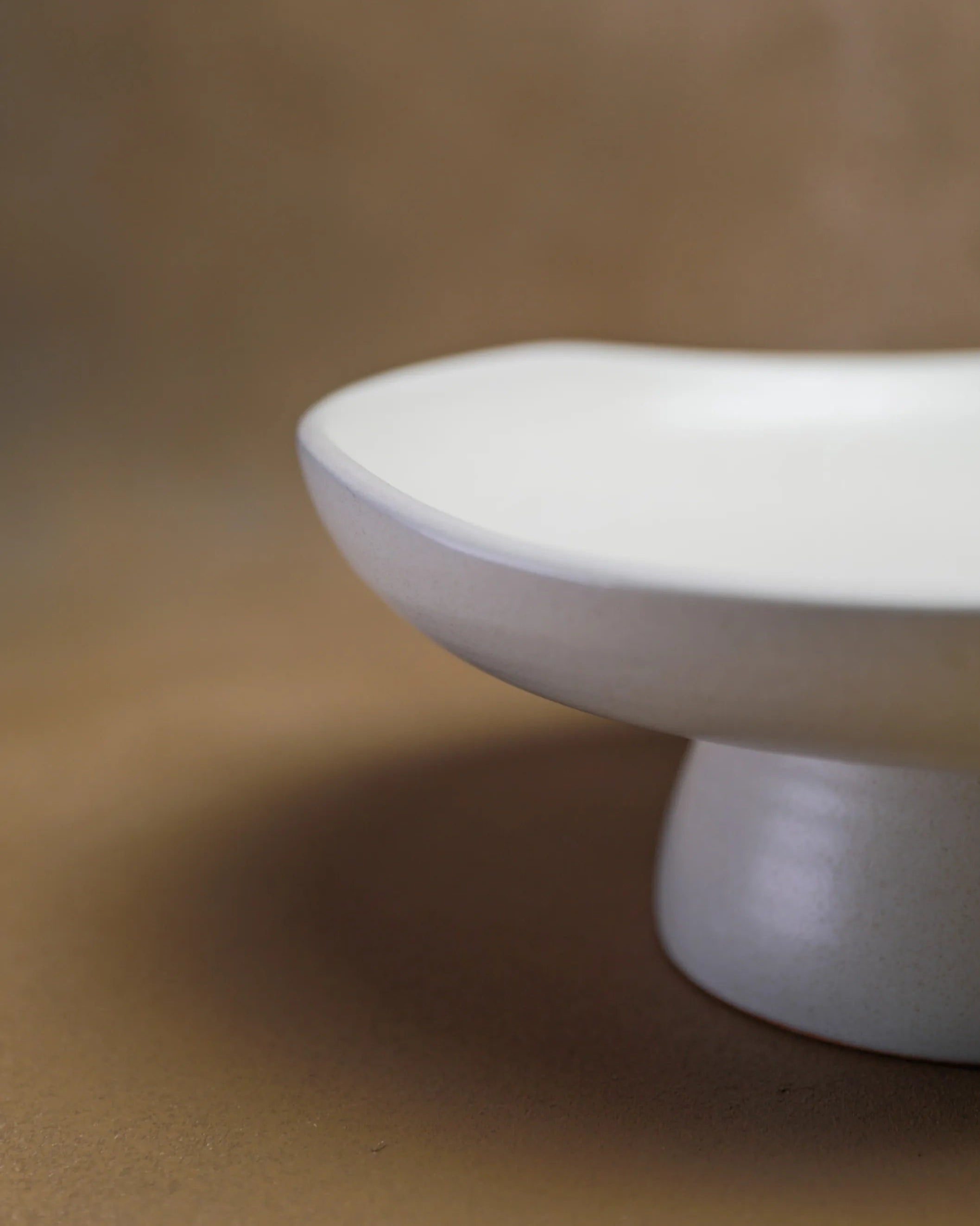 Handcrafted CALMA serving plate in white finish by Stonia.