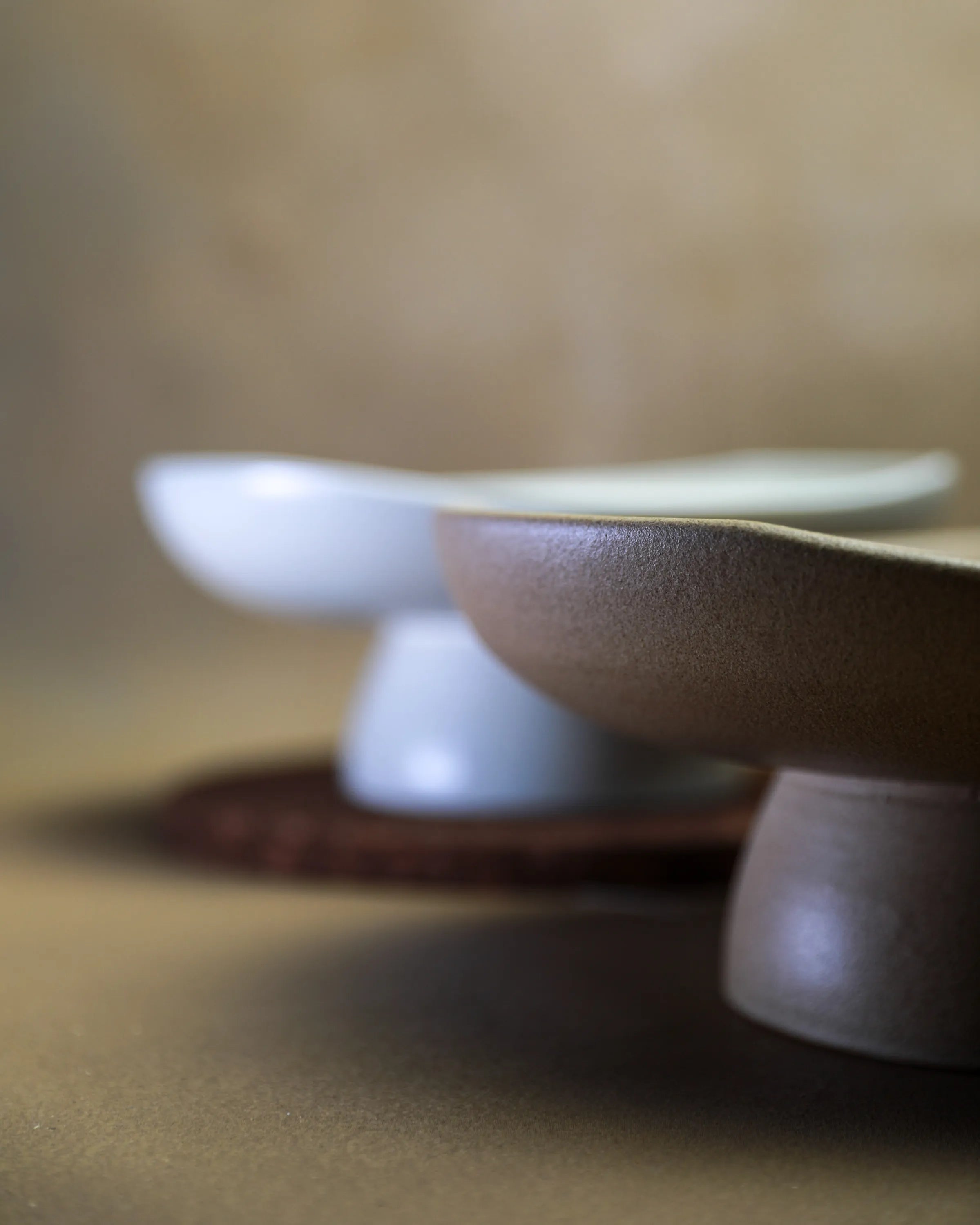Handcrafted CALMA serving plate finish by Stonia.