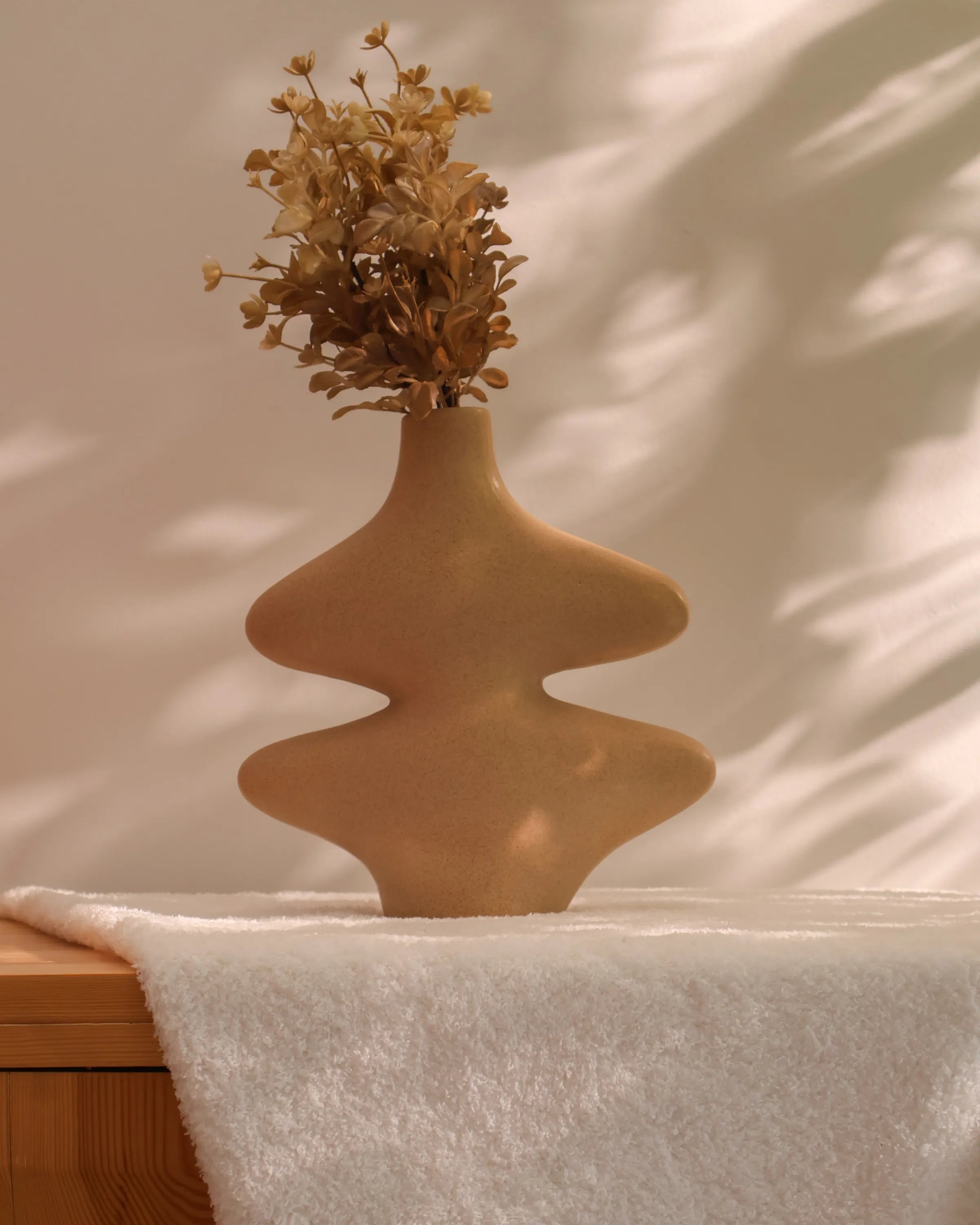 Handcrafted Curvy vase decor piece in beige finish by Stonia.
