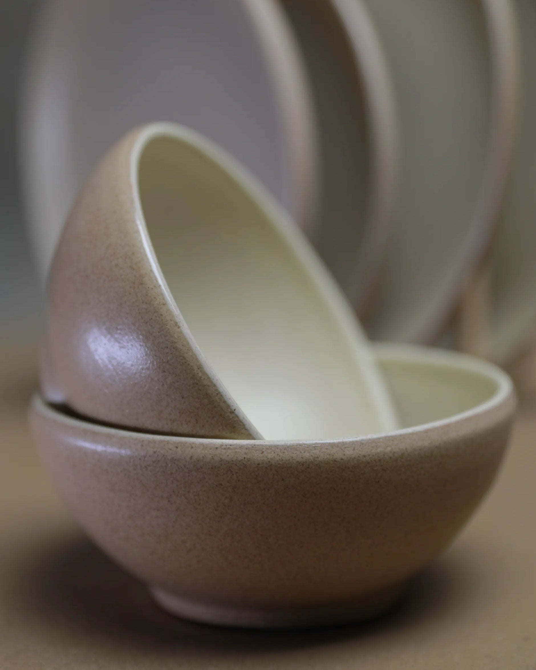 Handcrafted Oasisi bowl in beige by Stonia.