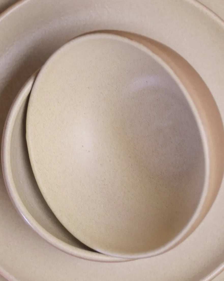 Handcrafted Oasisi bowl in beige by Stonia.