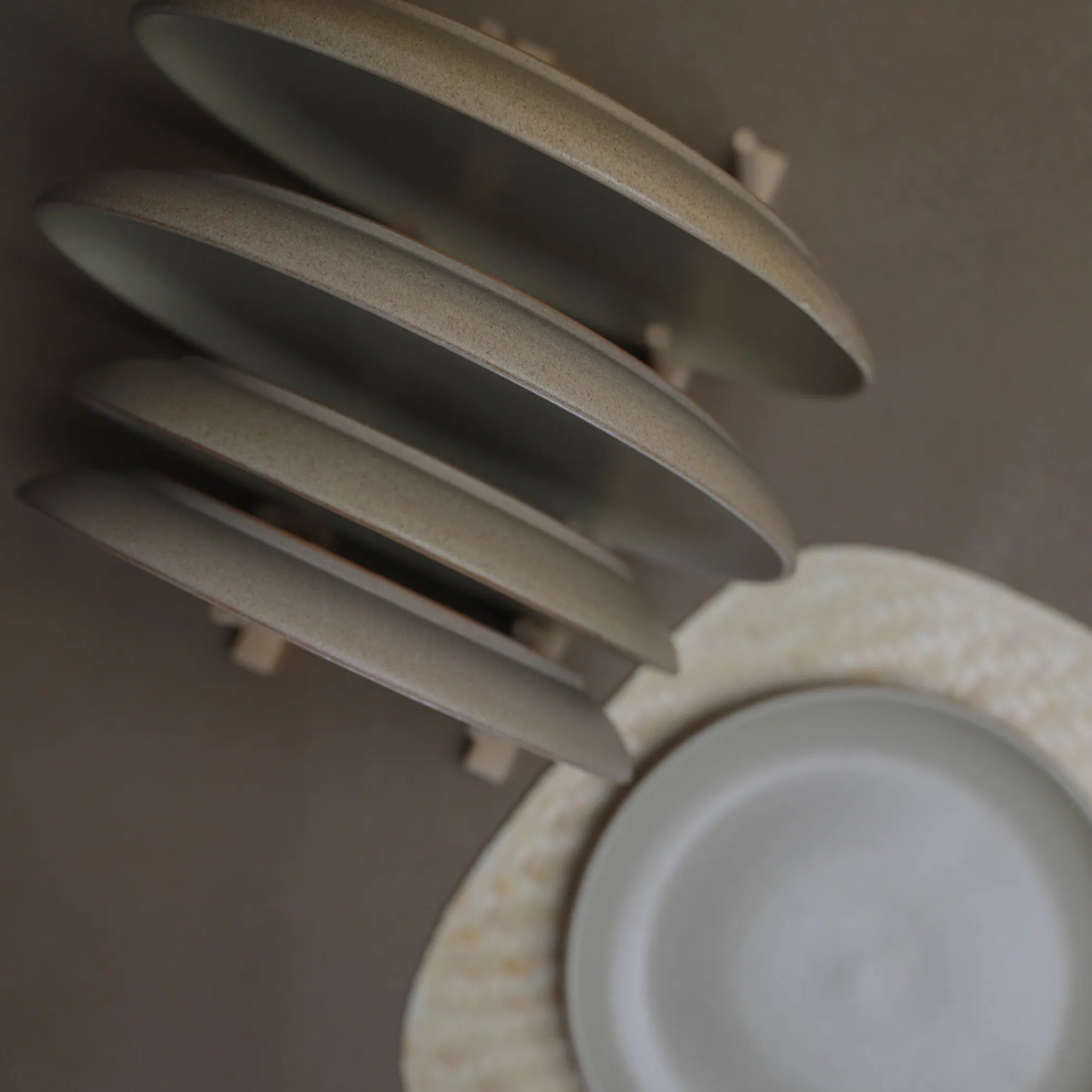 Handcrafted OASISI PLATE in beige finish by Stonia.