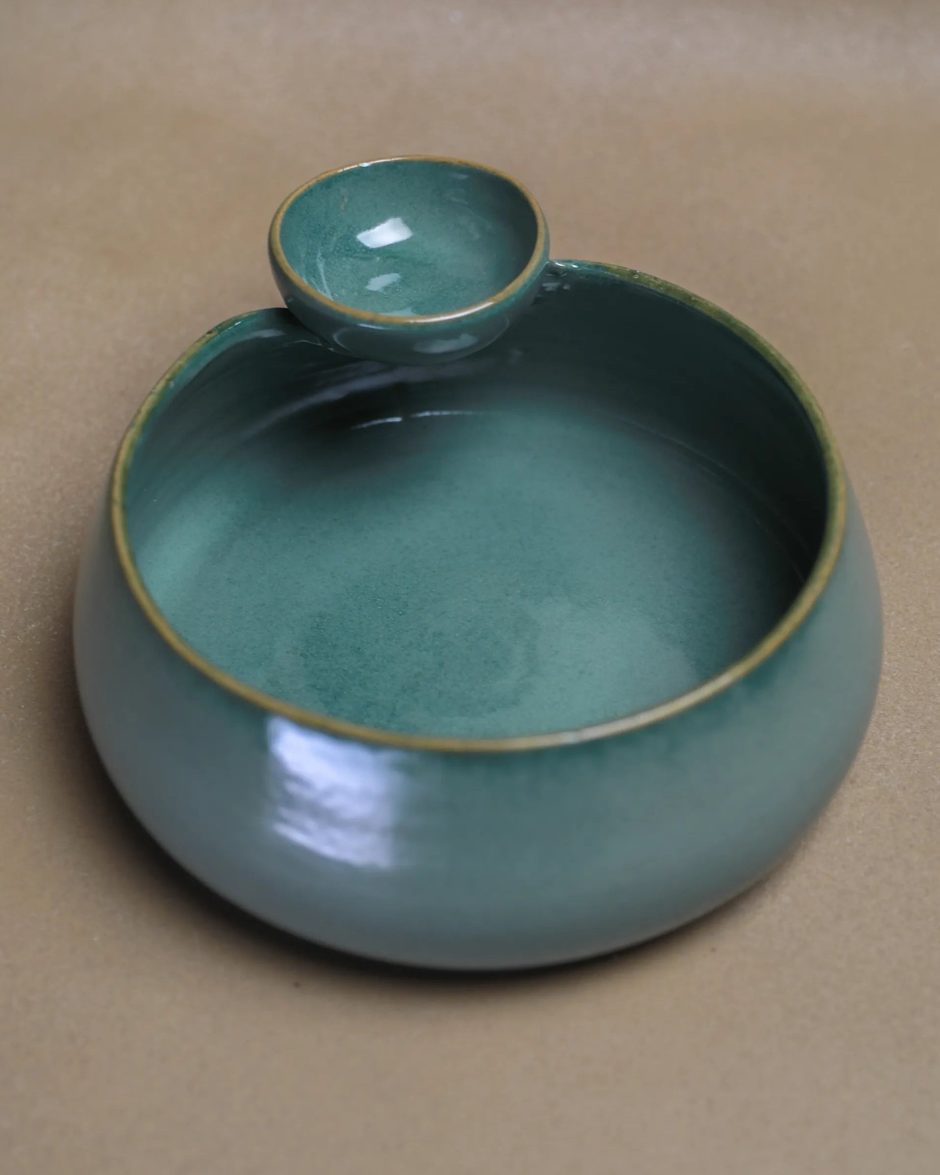 Handcrafted ORBIT serving plate in olive green finish by Stonia.