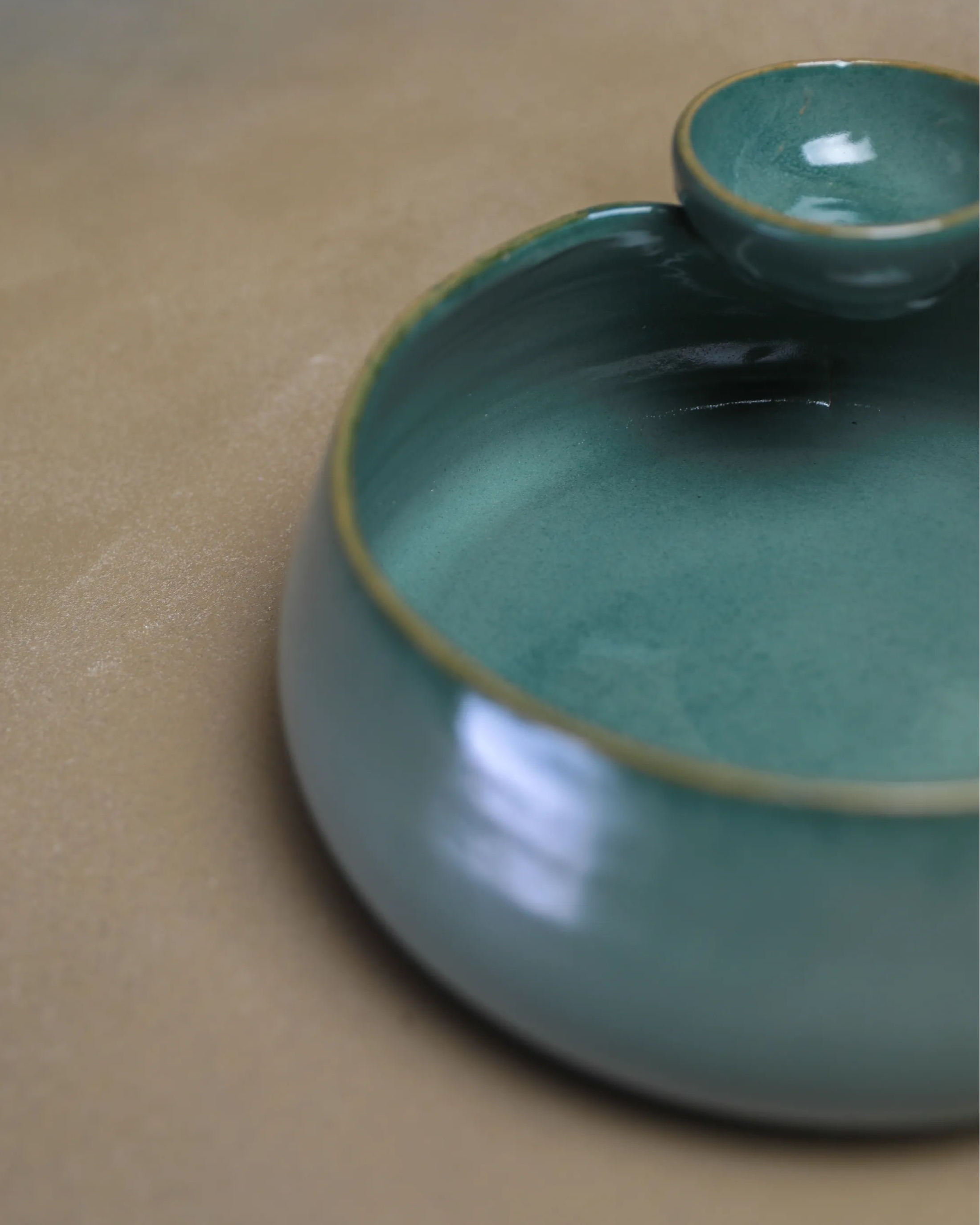 Handcrafted ORBIT serving plate in olive green finish by Stonia.