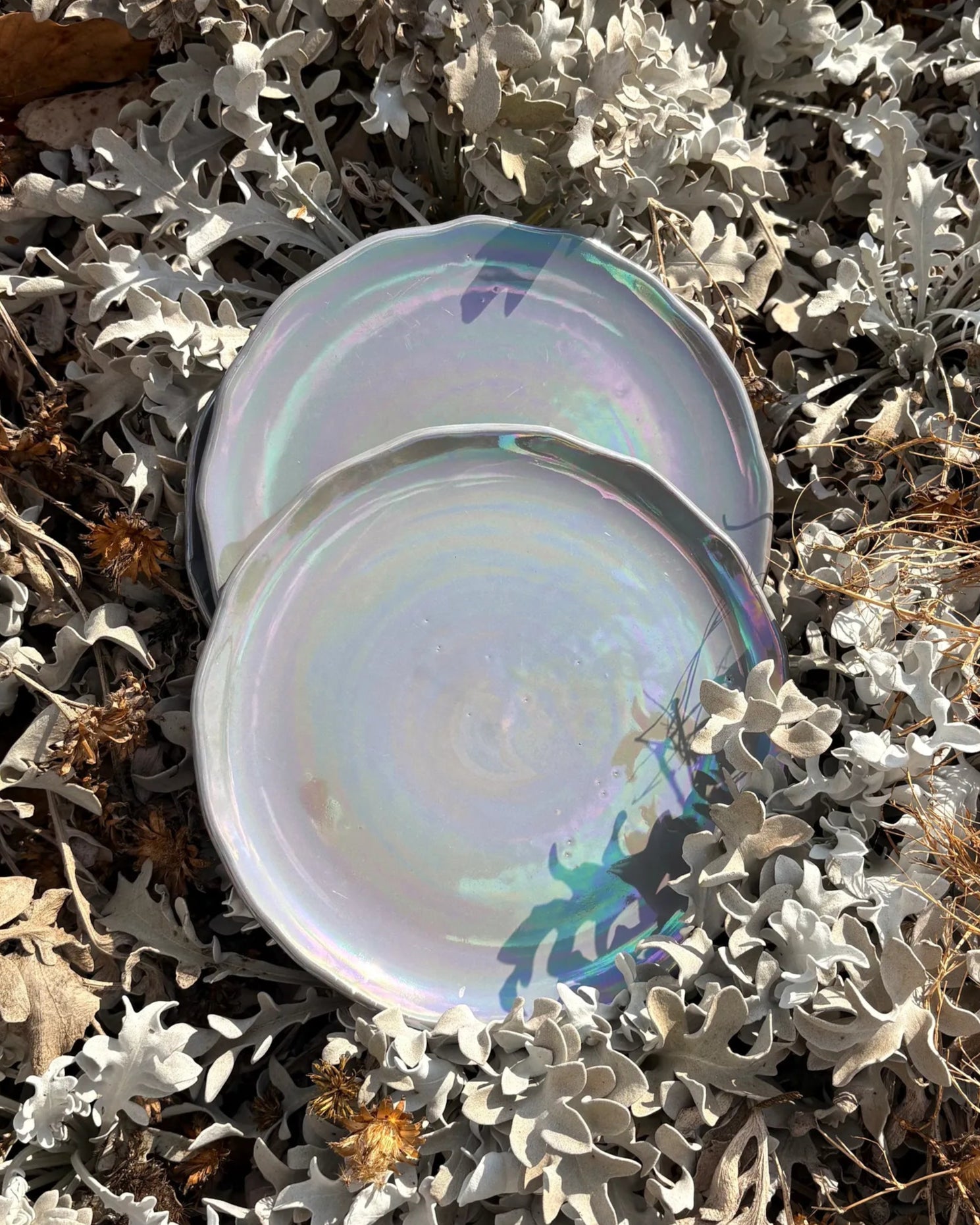 Handcrafted SOLO PLATE in shiny gray finish by Stonia.