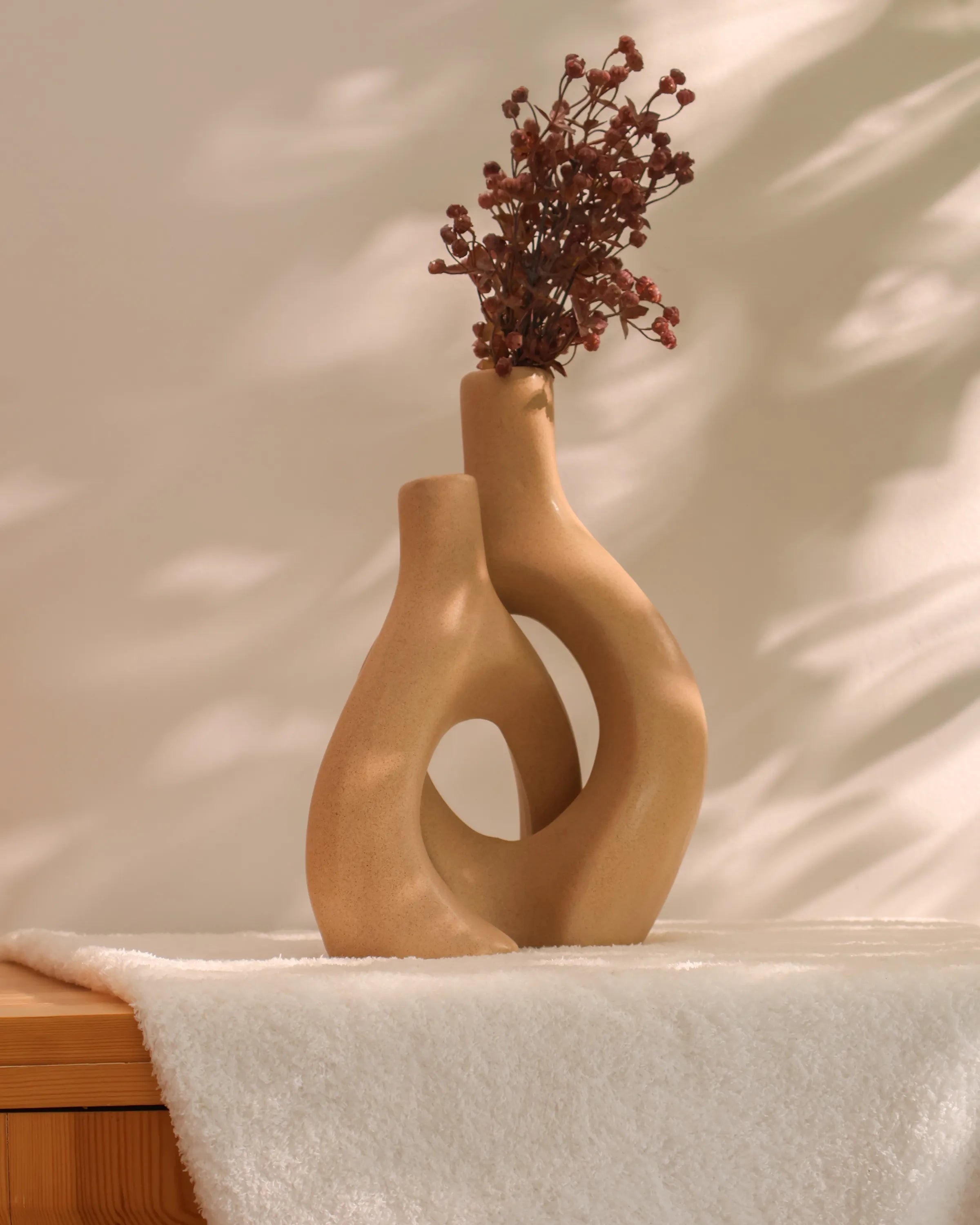 Handcrafted Tango decor piece in beige finish by Stonia.