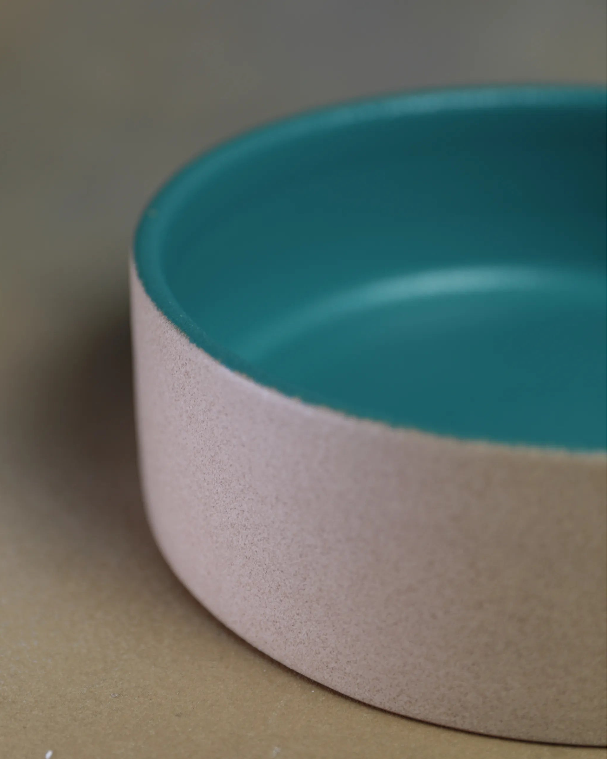 Handcrafted Wanas Bowl in beige and oasis by Stonia.