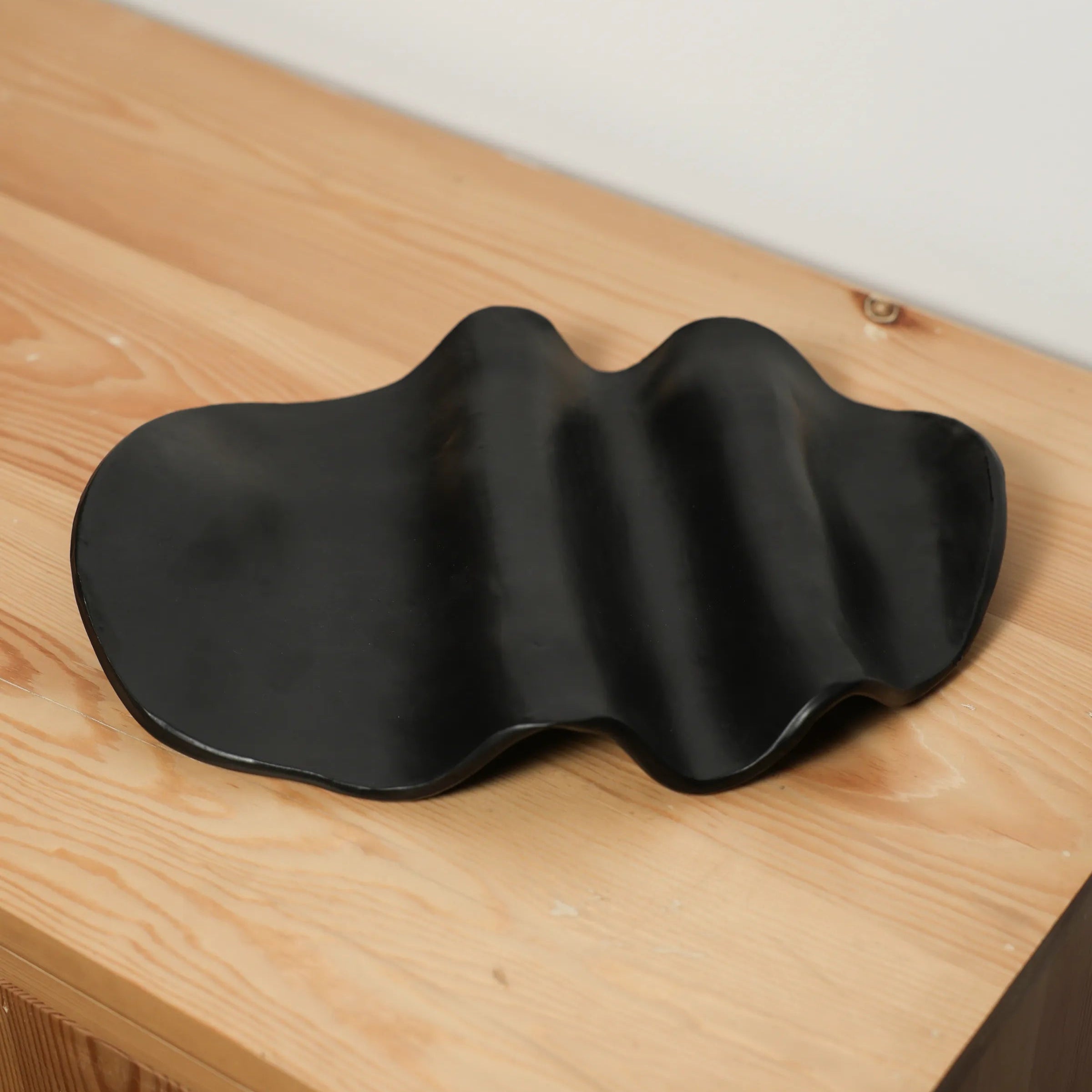 Handcrafted Wave (accessories plate) accessory item in black finish by Stonia.