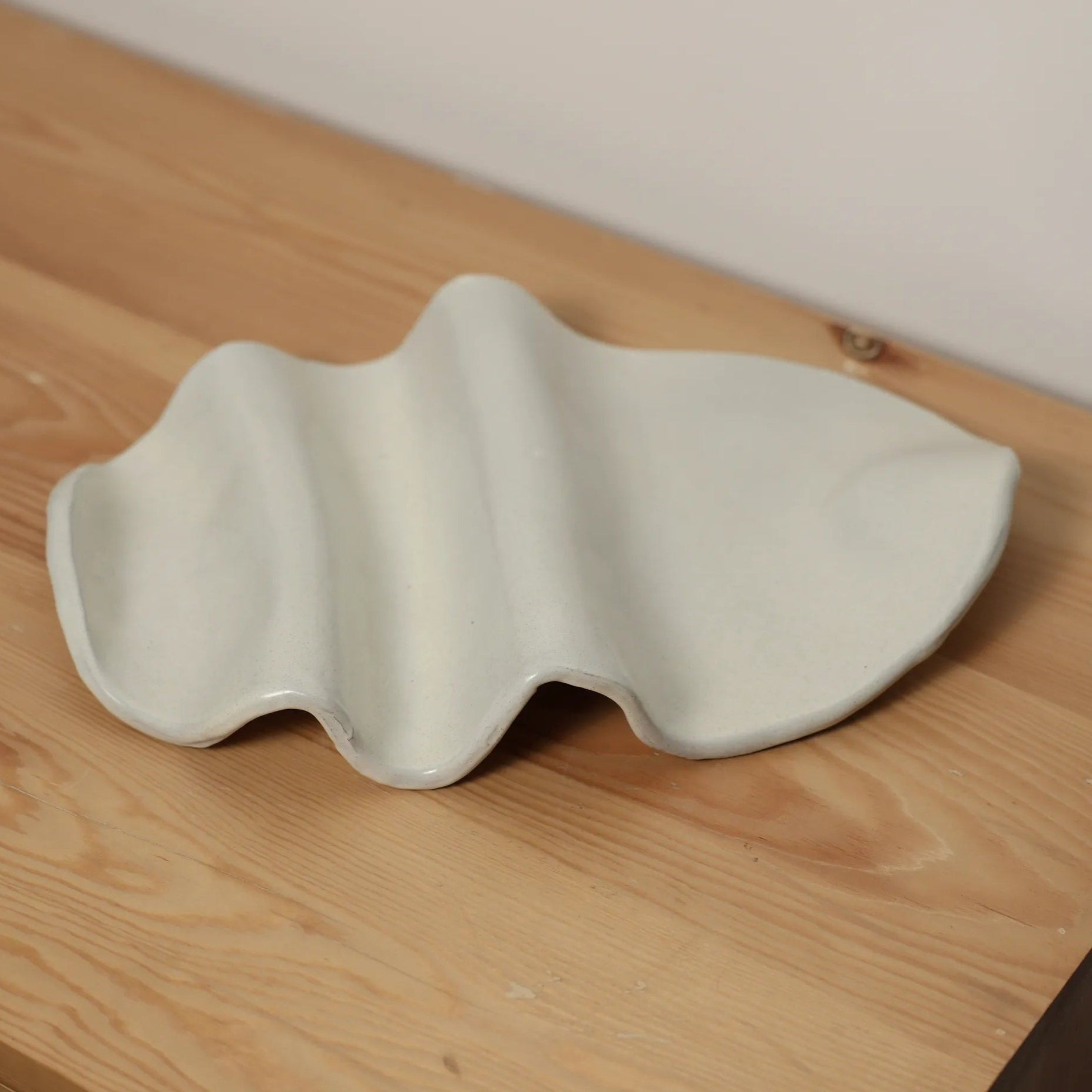 Handcrafted Wave (accessories plate) accessory item in off white finish by Stonia.