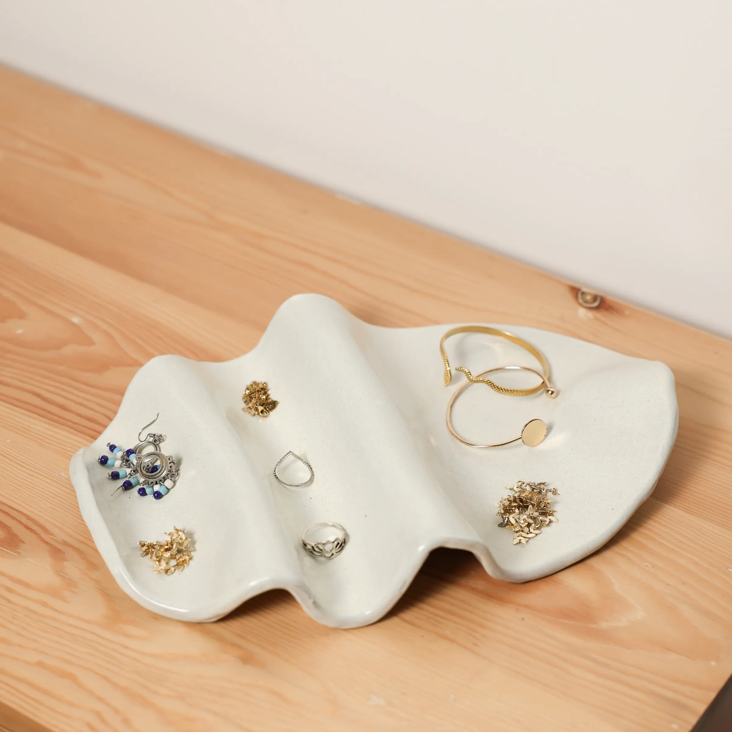 Handcrafted Wave (accessories plate) accessory item in off white finish by Stonia.