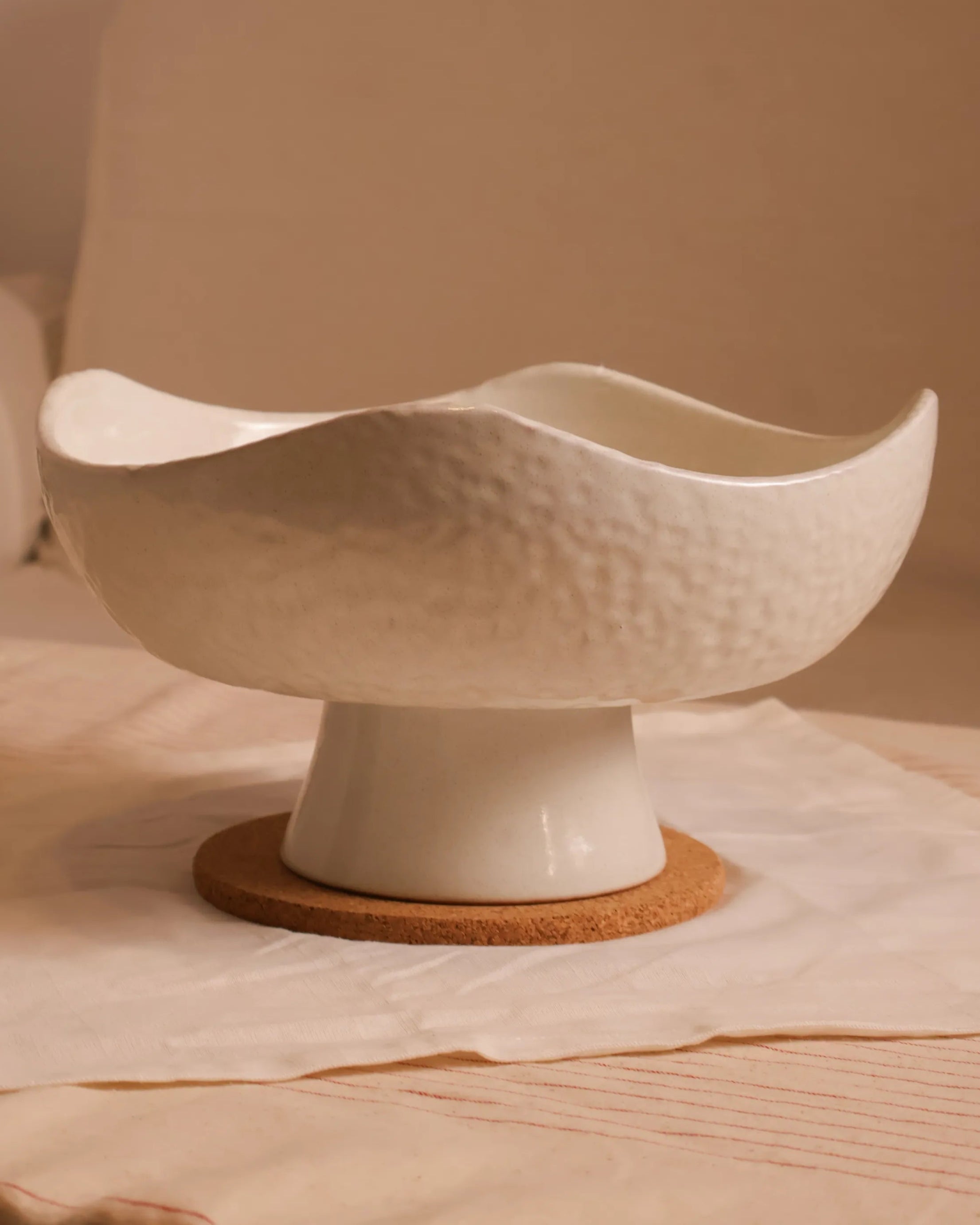 Handcrafted Pearly serving plate in pearly white Large finish by Stonia.