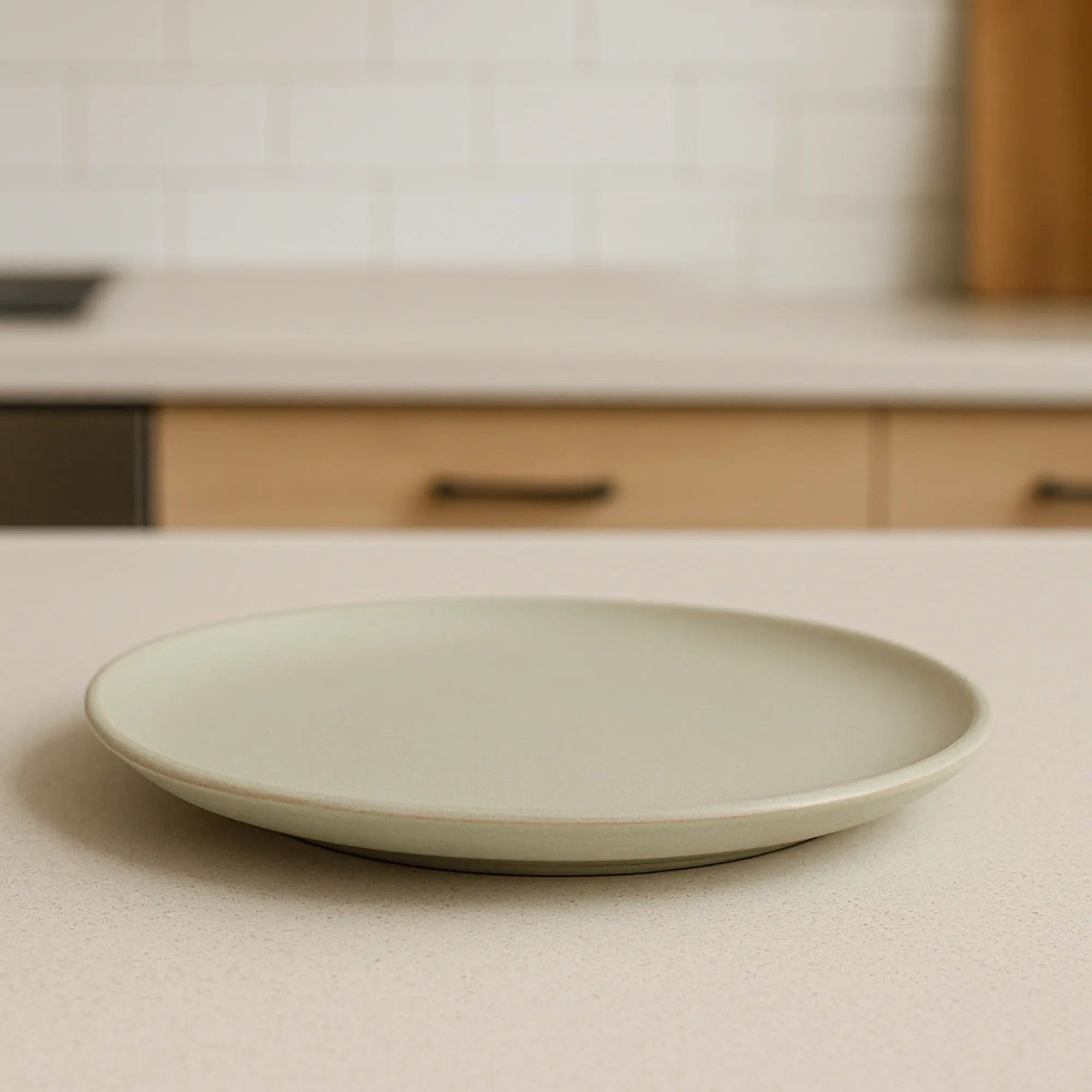 Handcrafted BASIC PLATE in white Large finish by Stonia.