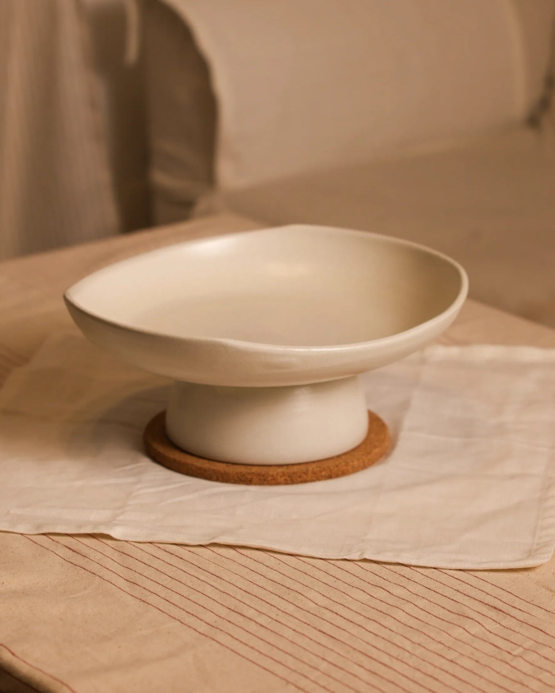 Handcrafted CALMA serving plate in white finish by Stonia.