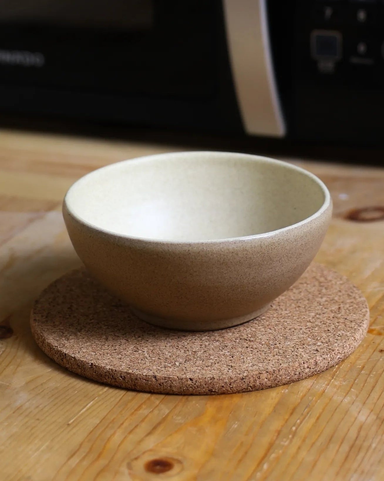 Handcrafted Oasisi bowl in beige by Stonia.