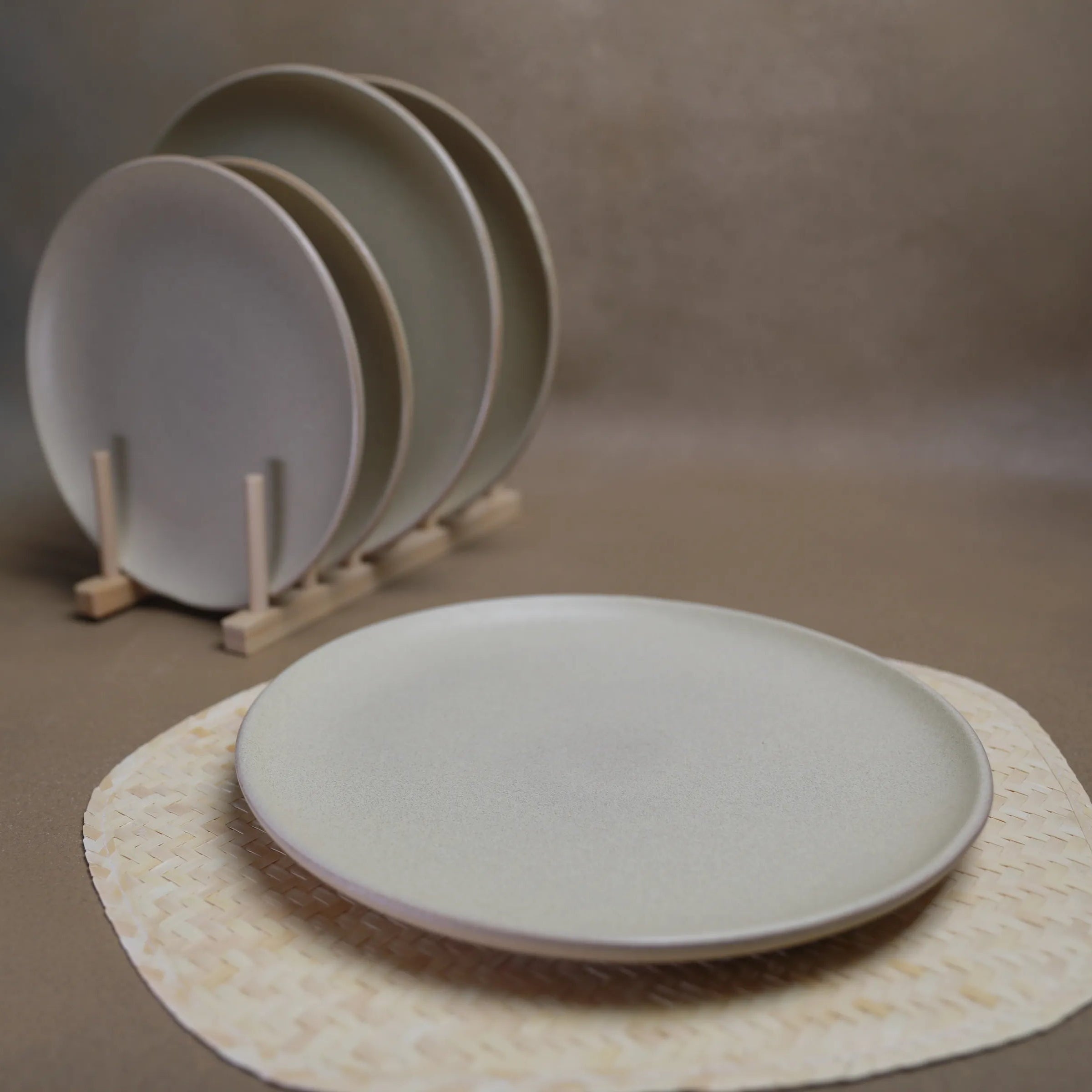Handcrafted OASISI PLATE in beige Large finish by Stonia.