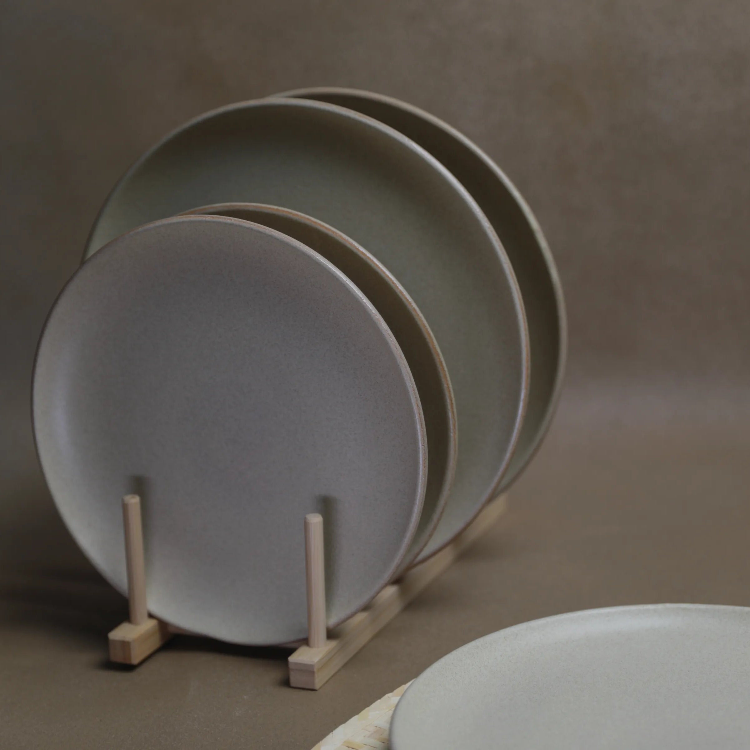 Handcrafted OASISI PLATE in beige finish by Stonia.