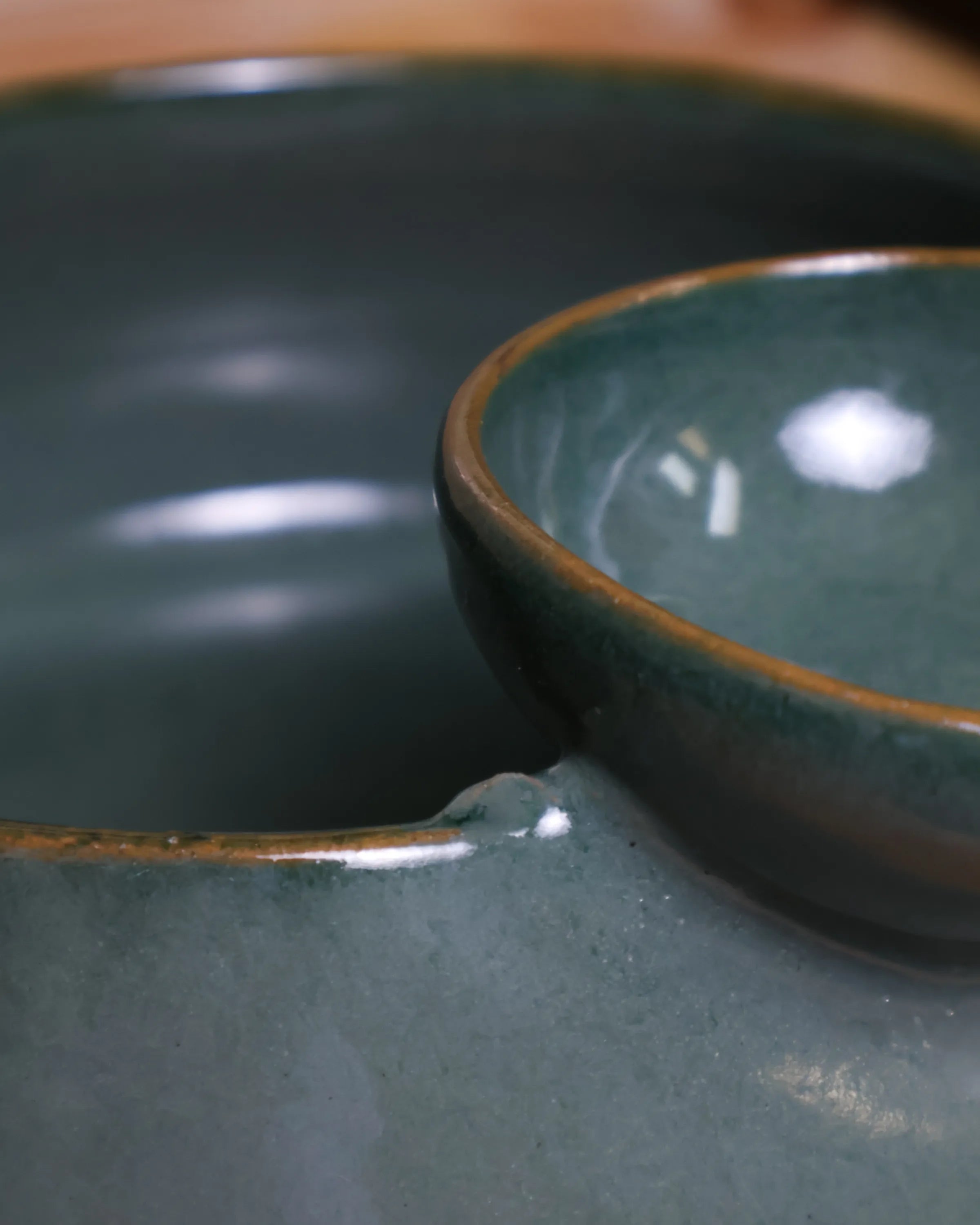 Handcrafted ORBIT serving plate in olive green finish by Stonia.