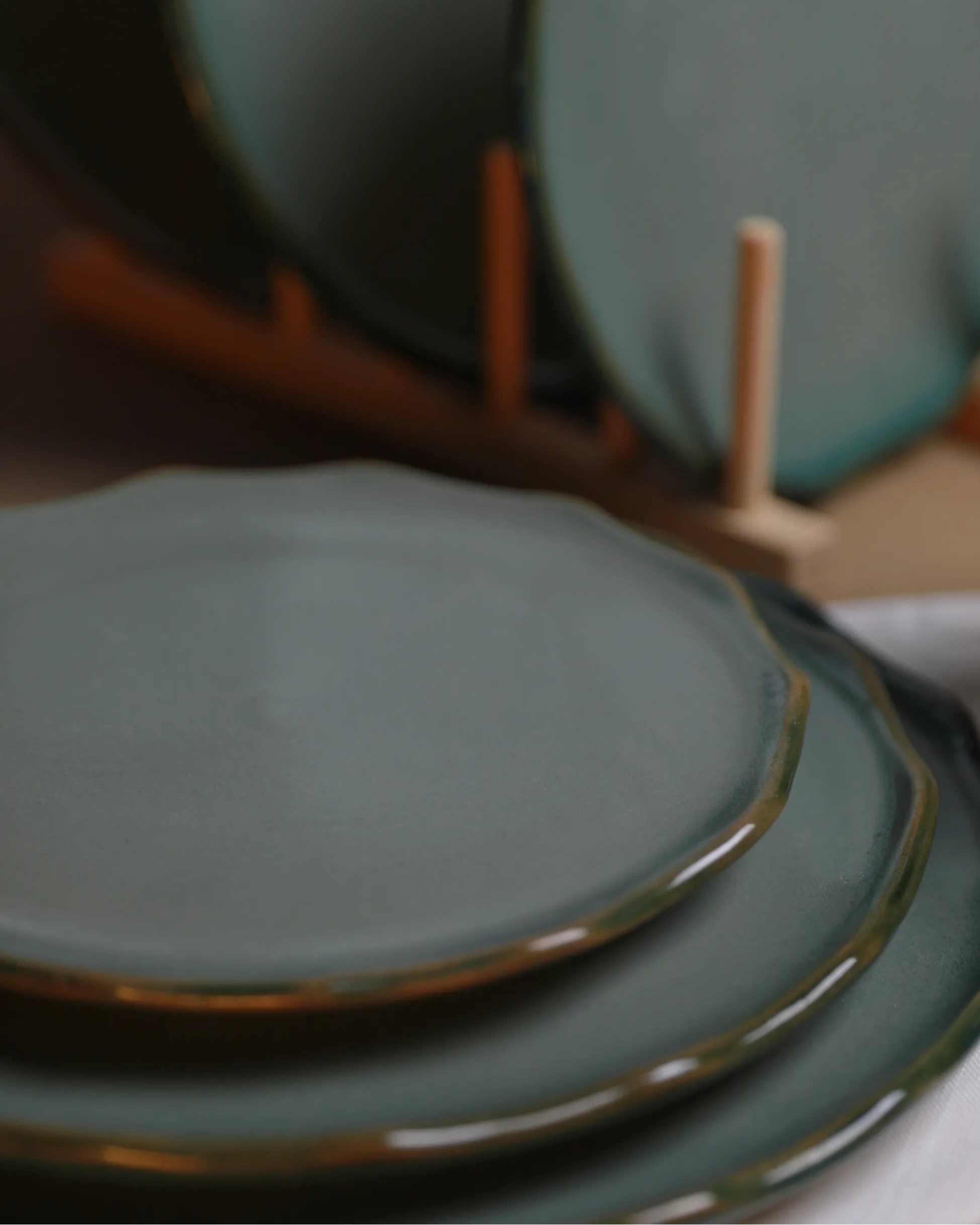 Handcrafted ROYAL GREEN PLATE in olive green finish by Stonia.