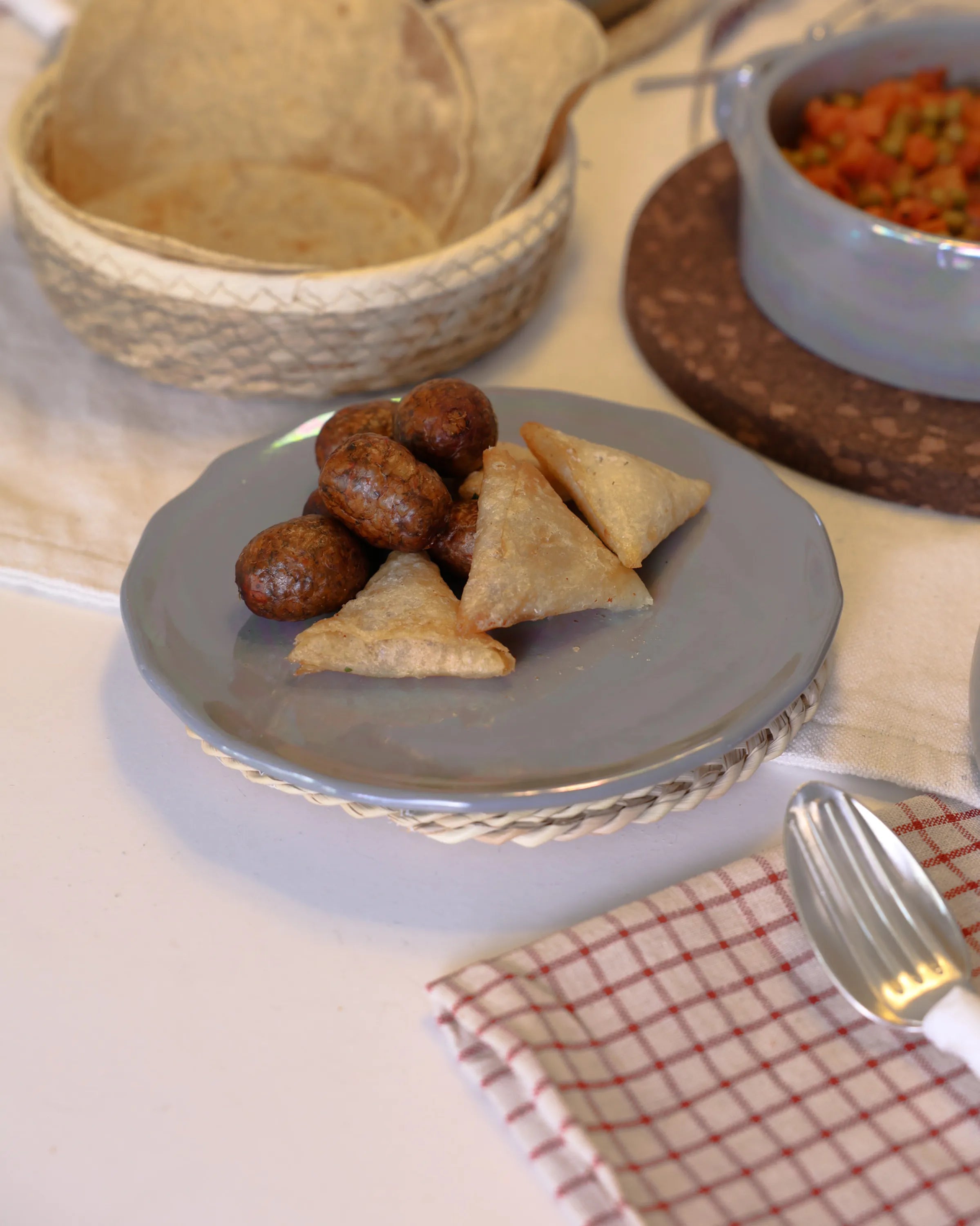 Handcrafted SOLO PLATE in shiny gray finish by Stonia.