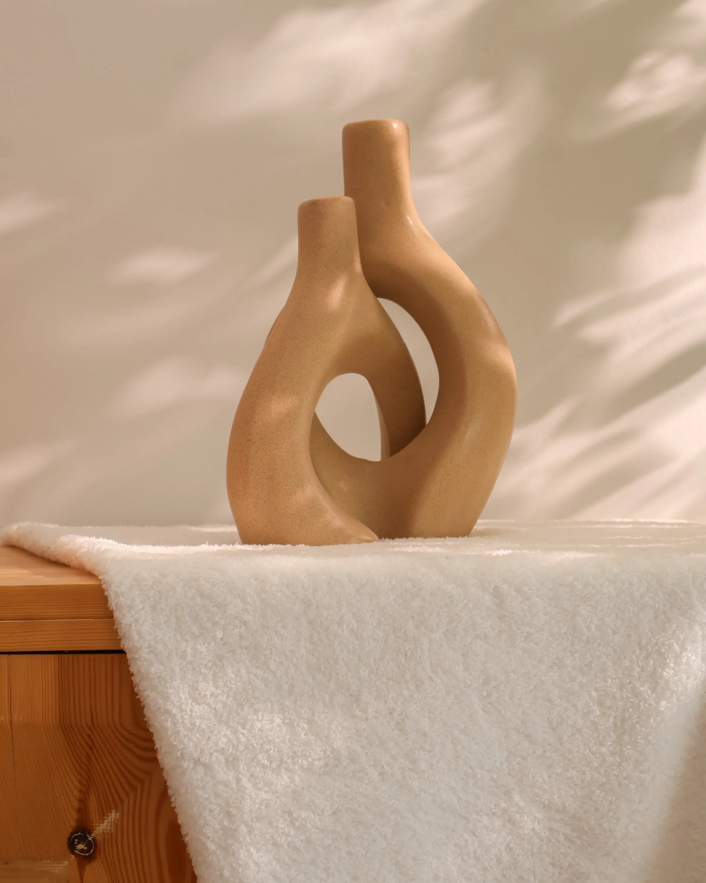 Handcrafted Tango decor piece in beige finish by Stonia.
