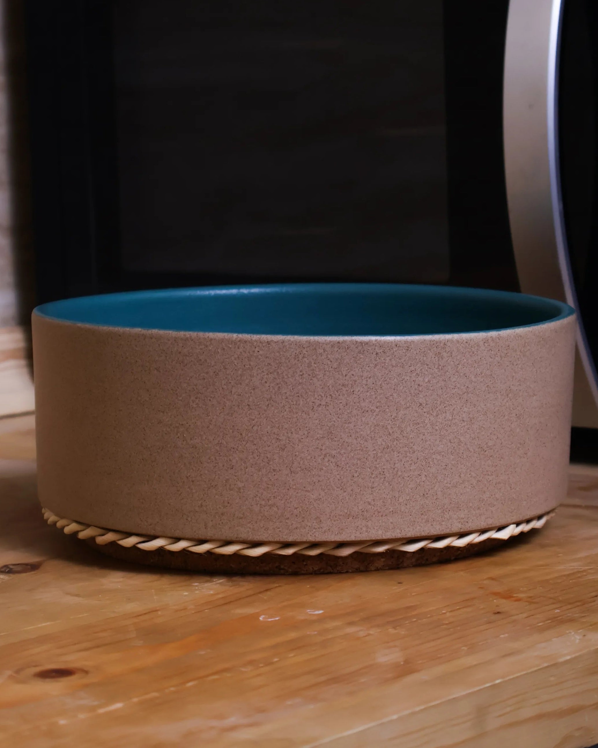 Handcrafted Wanas Bowl in beige and oasis by Stonia.