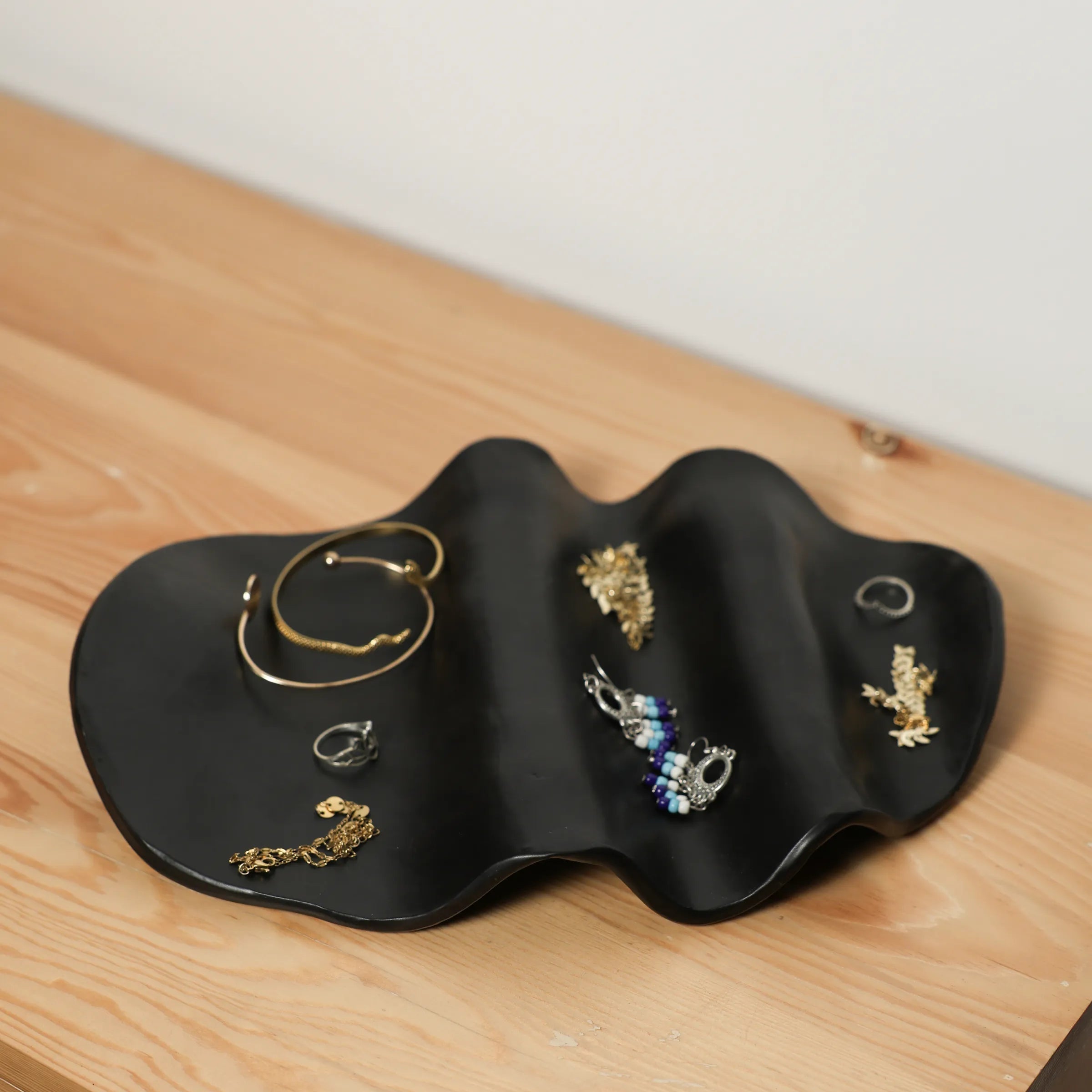 Handcrafted Wave (accessories plate) accessory item in black finish by Stonia.